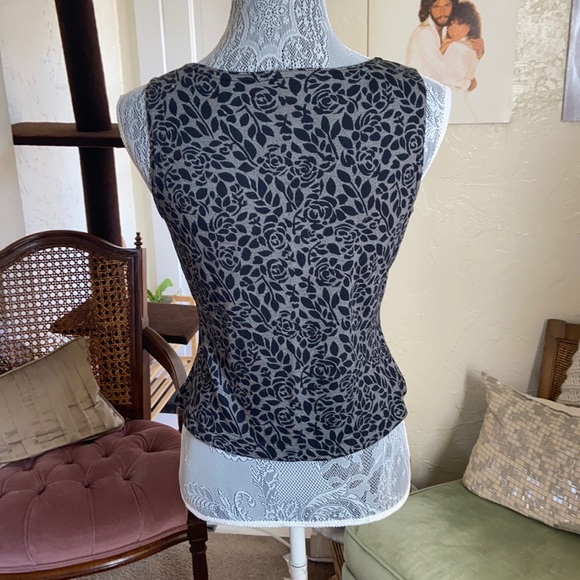 Cropped tank top, shaded floral pattern. - Picture 3 of 4